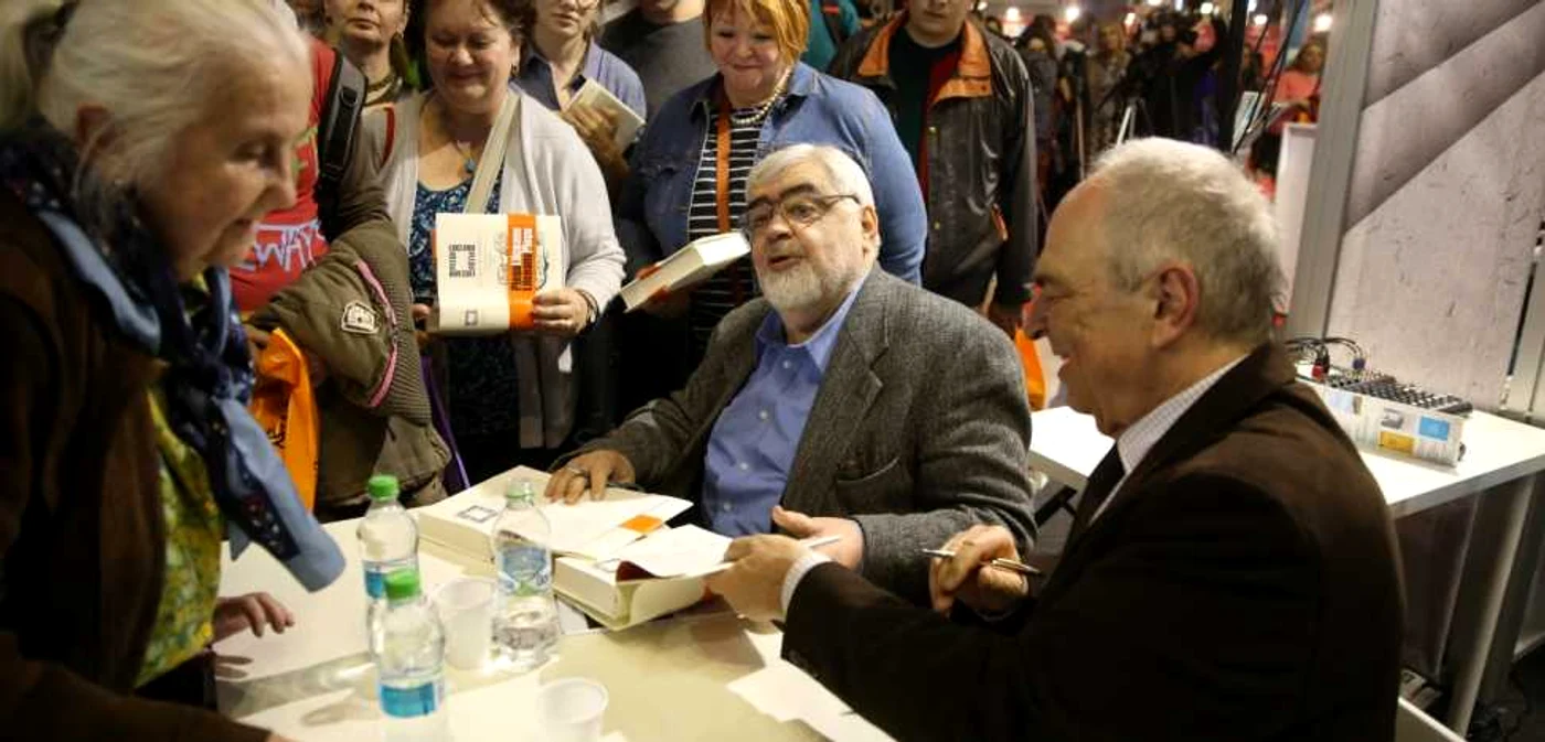 Andrei Pleşu şi Gabriel Liiceanu, la sesiunea de autografe, după lansarea de la Târgul Gaudeamus.  Foto: Florin Ghioca