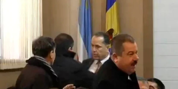 Bașcanul, lovit de un fost coleg de partid