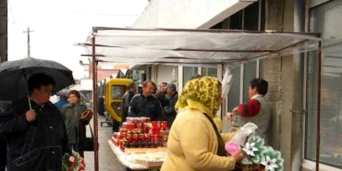 Bistriţa: Oraşul s-a umplut de crizanteme şi lumânări