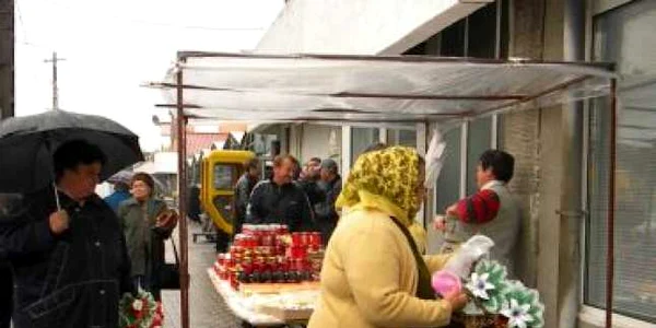 Bistriţa: Oraşul s-a umplut de crizanteme şi lumânări
