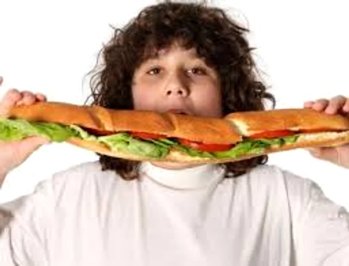 Lipsa somnului accentuează pofta de mâncareSursa foto: sănătate bzi.ro