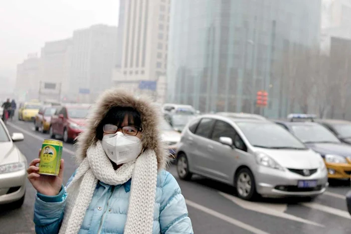 Chen Guangbiao  (dreapta) explică  personal importanţa  cutiilor cu aer curat
