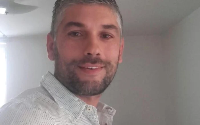 Răzvan Ştefănescu, românul stabilit în Suedia care a stârnit un imens scandal după ce a condus o maşină cu plăcuţe anti-PSD, în biroul premierului Ludovic OrbanFOTO: Facebook