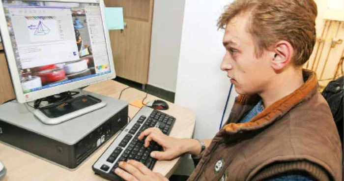 Tudor Stratulat susţine că elevilor le va fi mai comod să studieze „live“ cu el