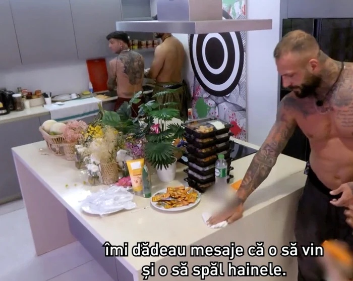 George, pus la spălat de vase - Foto: captură Antena 1