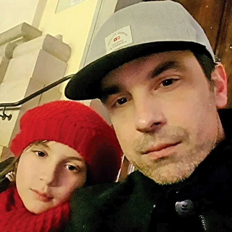 Pe 30 decembrie  2018, Papi se plimba  în oraş cu fiica lui 