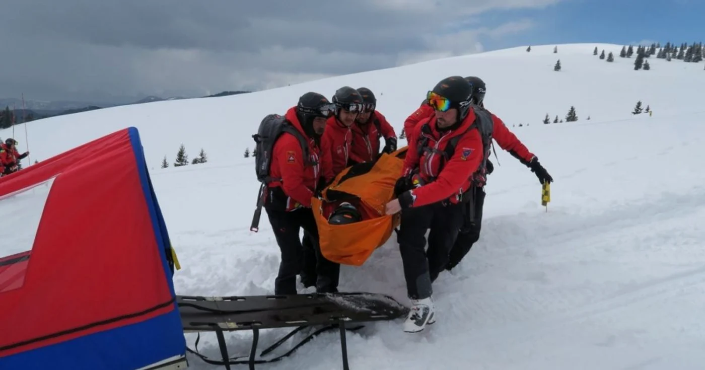 Una dintre victime a fost transportată cu o targă tractată de un utilaj cu şenile            FOTO: Salvamont Gorj