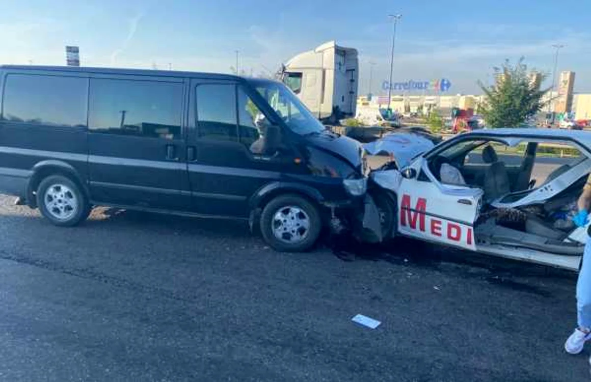 Accident cu ambulanţa privată FOTO ISU