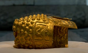 Coiful de la Coțofenești, expus în poziție orizontală (© Facebook / Muzeul Național de Istorie a României)