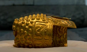 Coiful de la Coțofenești, expus în poziție orizontală (© Facebook / Muzeul Național de Istorie a României)