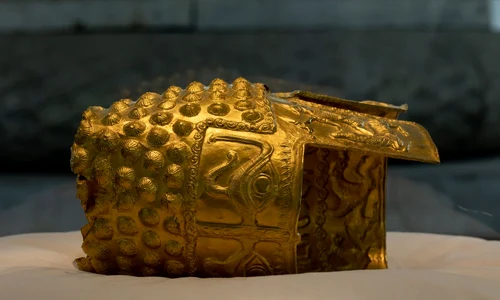 Coiful de la Coțofenești, expus în poziție orizontală (© Facebook / Muzeul Național de Istorie a României)