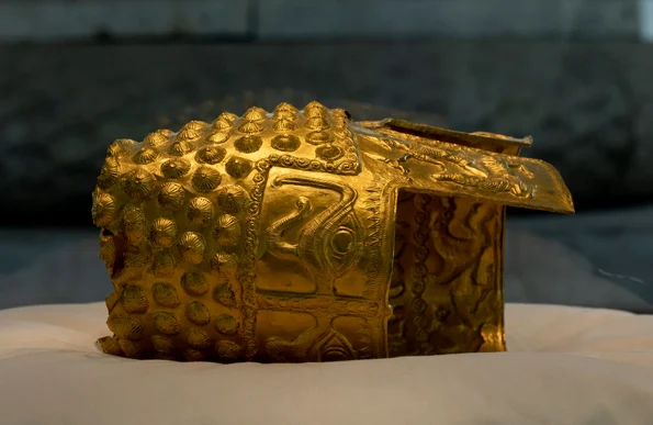 Coiful de la Coțofenești, expus în poziție orizontală (© Facebook / Muzeul Național de Istorie a României)