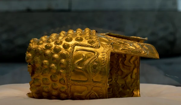 Coiful de la Coțofenești, expus în poziție orizontală (© Facebook / Muzeul Național de Istorie a României)