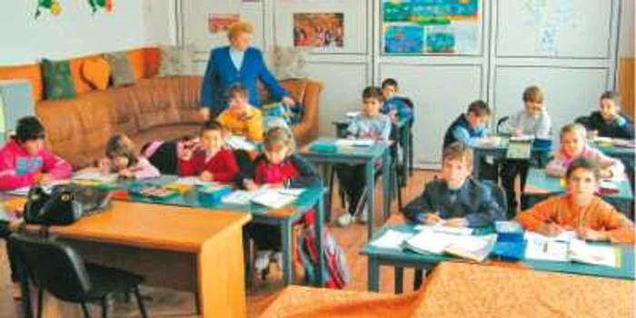 După orele de şcoală, elevii învaţă spaniolă, italiană, esperanto sau sunt iniţiaţi în tainele calculatorului
