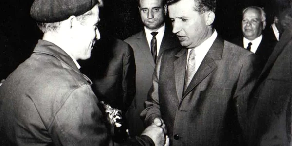 Membri ai conducerii de partid şi de stat vizitând regiunea Argeş (Uzinele Chimice Piteşti) FOTO Fototeca online a comunismului românesc. Cota 117/1966
