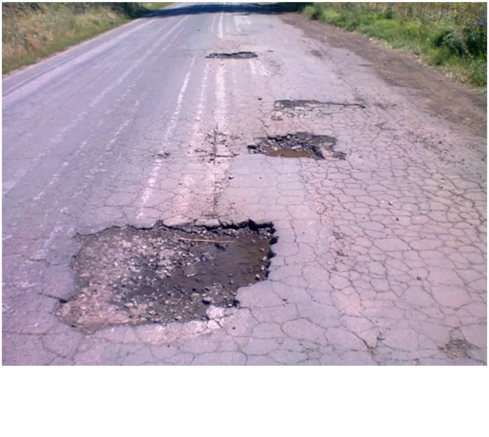 Drumurile sunt pline de gropi FOTO: Alexandra Tătaru