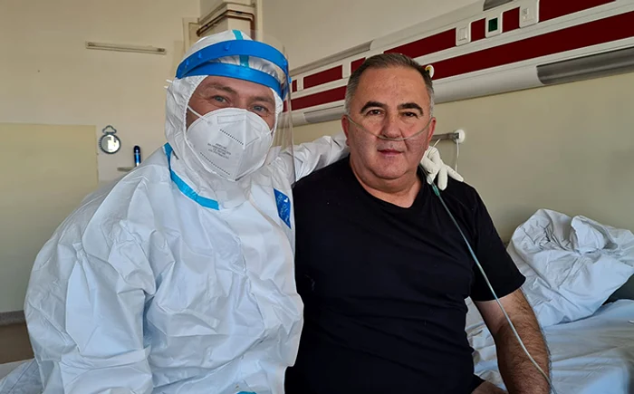 
    Titi Aur și doctorul Oleg Tacu de la Spitalul din Bârlad, cel care l-a făcut bine pe campionFoto: vremeanoua.ro  