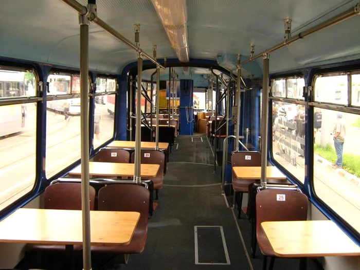 
    Tramvaiul cofetărie costă 100 lei/km (TVA inclus), la care se adaugă 200 lei/oră (TVA inclus) staționareaFoto: tramclub.org  