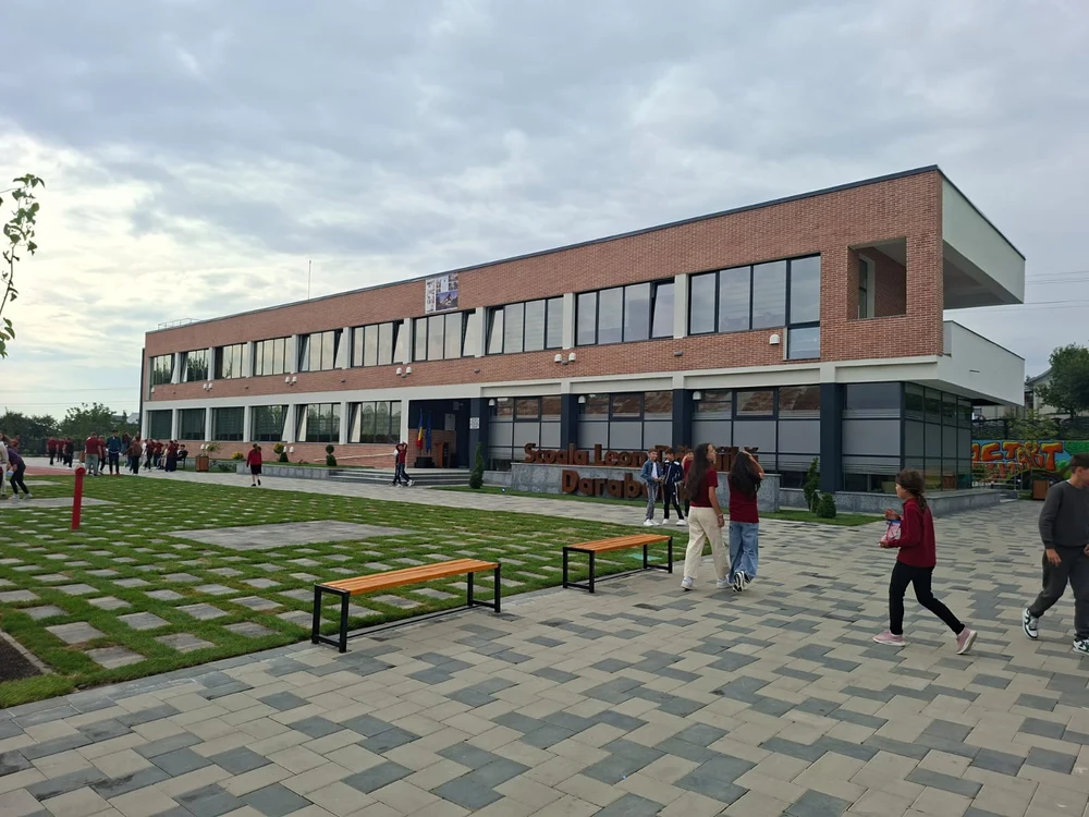 Cum arată una dintre cele mai moderne școli din România. Se află într-un orășel de la capătul țării și este un adevărat cuib de olimpici