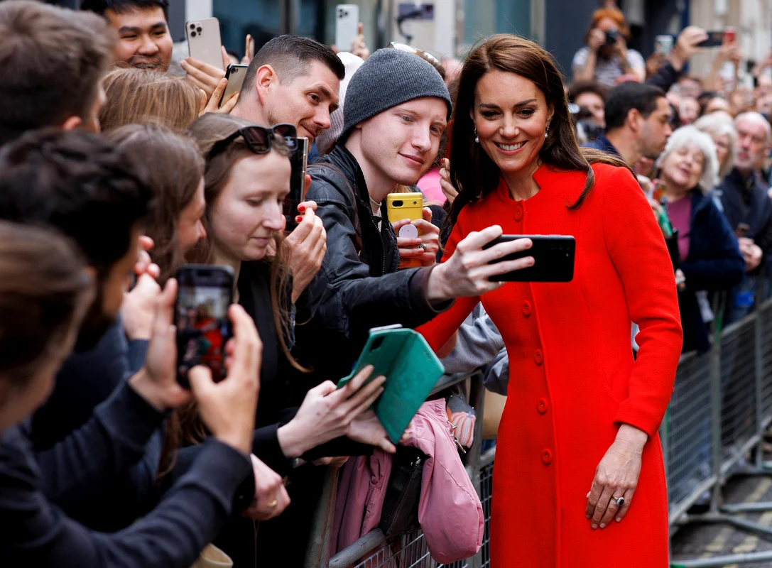 Kate Middleton s-a pozat cu fanii regali