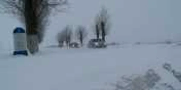 Pe multe artere din judeţ se circulă cu dificultate