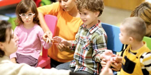 Alexia, Toma şi Mihnea participă la activităţile de grup găzduite la sediul Fundaţiei pentru  Dezvoltarea Societăţii Civile