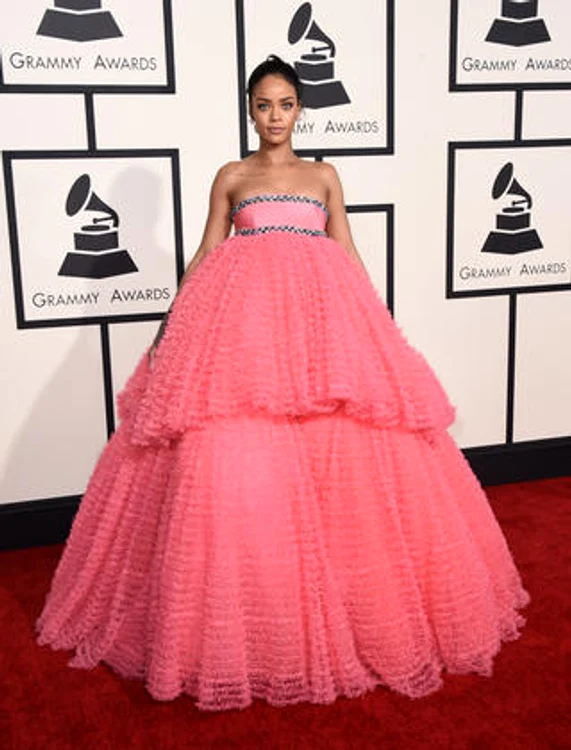 
    Lady Gaga a purtat o rochie argintie cu un decolteu adâncfoto: AP  