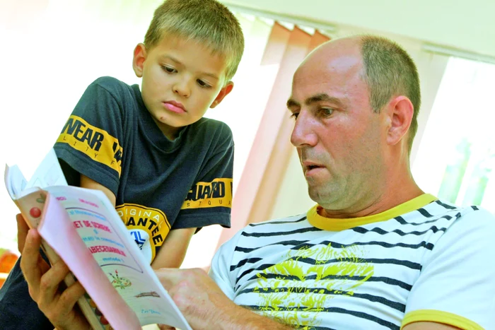 Părinții nu trebuie să facă temele în locul elevilor FOTO Adevărul