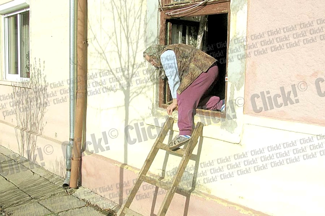 Vasilica Mitu (78 de ani)  îşi ajută soţul să  iasă din clădire (FOTOGRAFII: ANDREEA MITRACHE/ŞTEFAN BOTH)