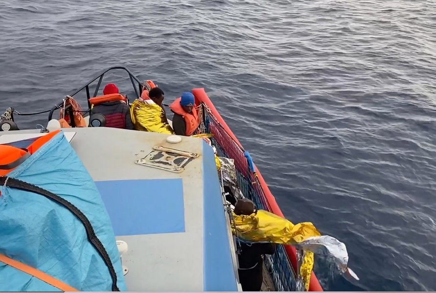 Sute de pakistanezi, obligați să stea sub punte pe vasul scufundat în largul costelor Greciei. Intervenția autorităților, sub semnul întrebării