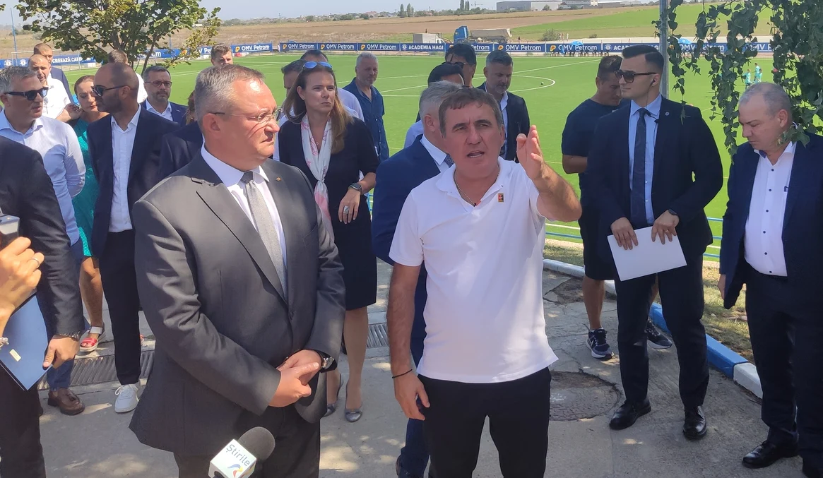 Hagi îi prezintă Academia de fotbal de la Ovidiu premierului Ciucă FOTO Călin Gavrilaș