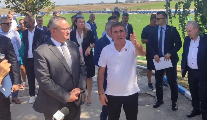 Hagi îi prezintă Academia de fotbal de la Ovidiu premierului Ciucă FOTO Călin Gavrilaș