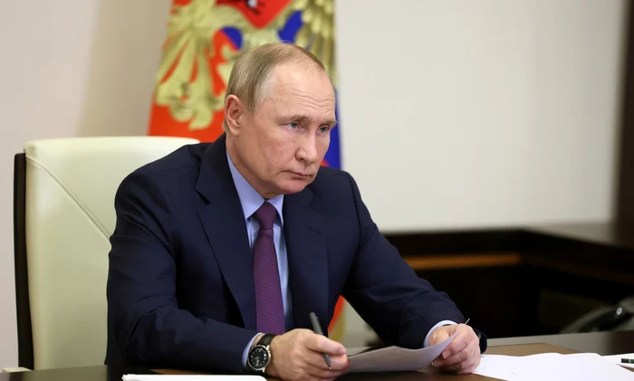Vladimir Putin la birou FOTO: Profimedia (arhiva)