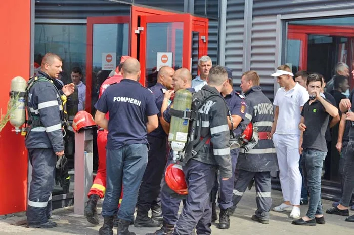 Autorităţile  au ajuns imediat  la mall şi  i-au evacuat  pe clienţi 