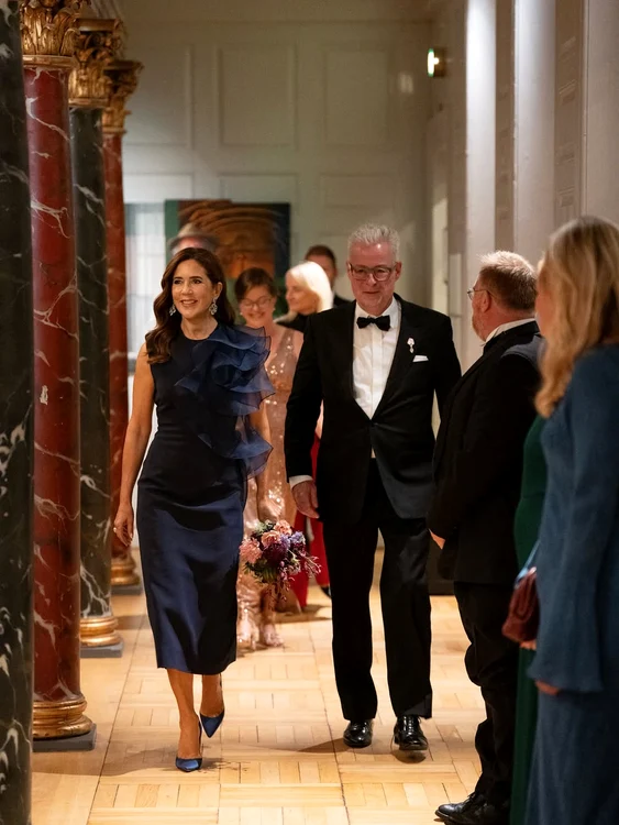 Regina Mary în rochie diafană, bleumarin, Foto Instagram (4) jpg