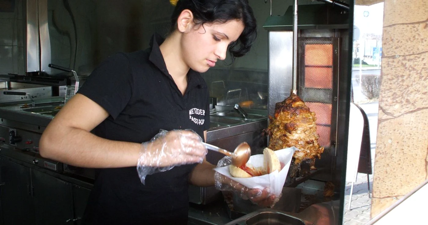  Cristina Brad pregăteşte un Crizz-burger. 
