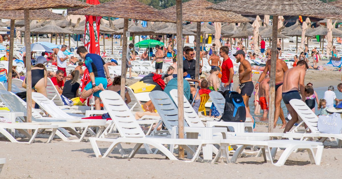 Prețurile șezlongurilor pe litoralul românesc: Costuri în creștere și stațiuni pustii