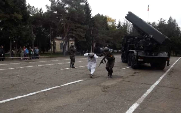 Militarii Brigăzii 8 LAROM au desfăşurat un exerciţiu demonstrativ