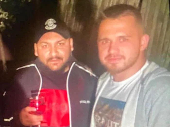 Dani Mocanu (stânga) la ziua de naştere a poliţistului Emanuel Croitoru (dreapta), cel care l-a amendat pentru că nu avea declaraţia pe propria răspundere FOTO: Facebook/Dani Mocanu