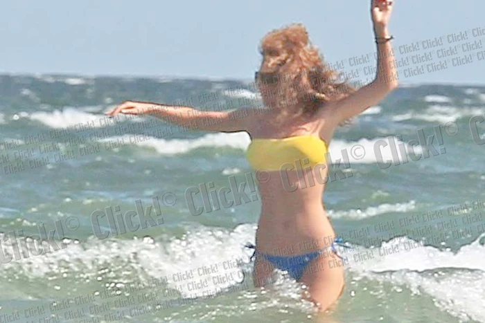 Mircea îşi  fotografiază  iubita la  malul mării (Fotografii: Mihai Ionescu)