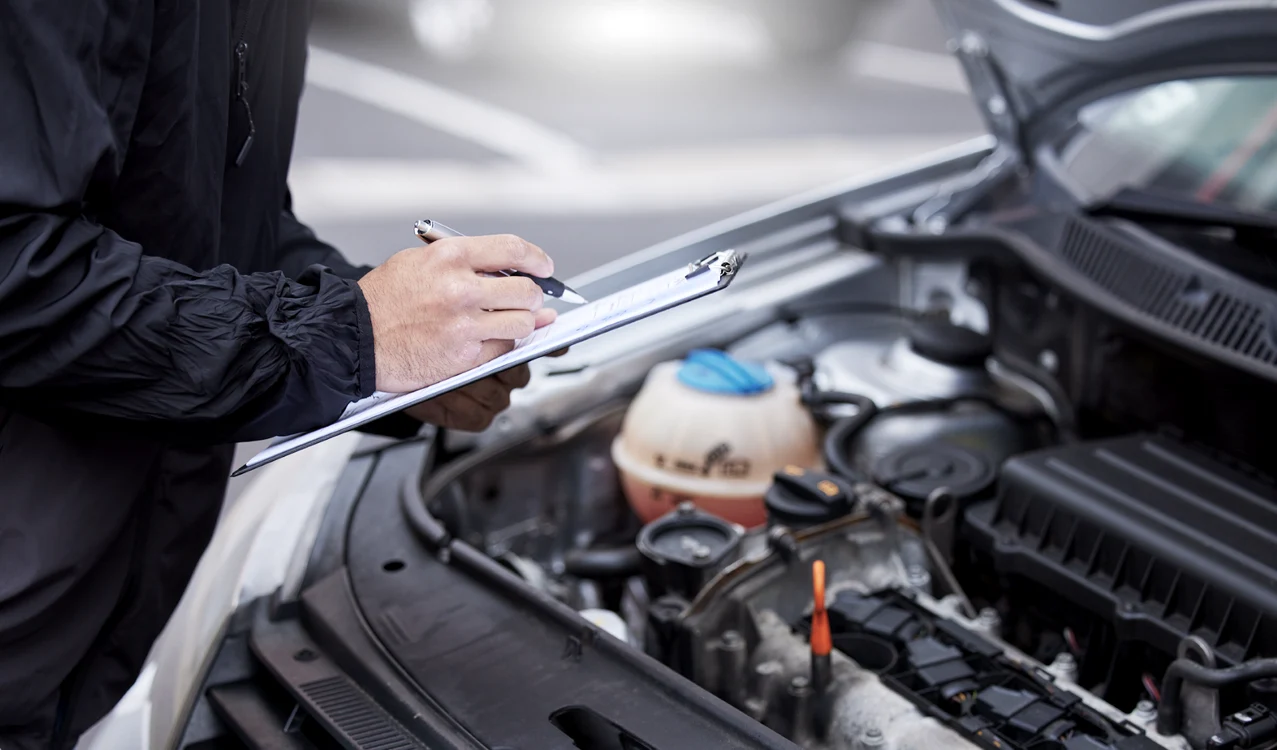 Cineva își notează date ale motorului unei mașini