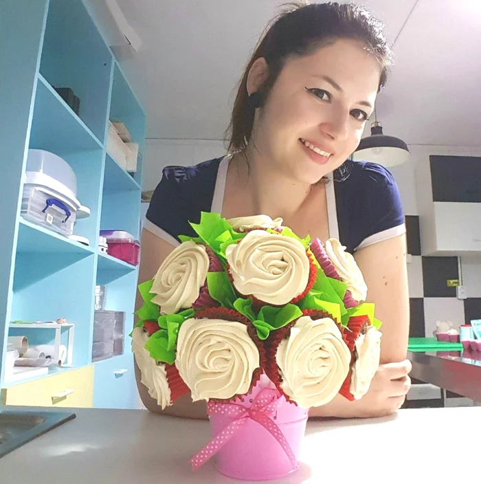 raluca tircomnicu tort buchet flori