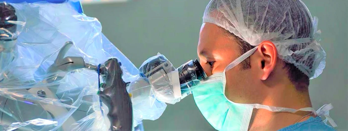 Dr. Ştefan Mindea - neurochirurgul venit de la Stanford la Constanţa - care a inventat tehnica ultra minim invazivă la nivel lombar şi cervical Sursa mindea.ro