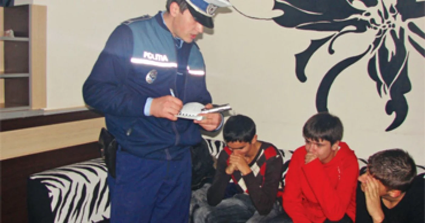 Tinerii din baruri au fost legitimaţi de poliţişti. 