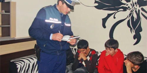 Tinerii din baruri au fost legitimaţi de poliţişti.