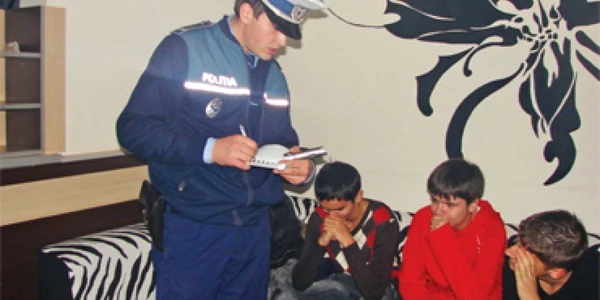 Tinerii din baruri au fost legitimaţi de poliţişti. 