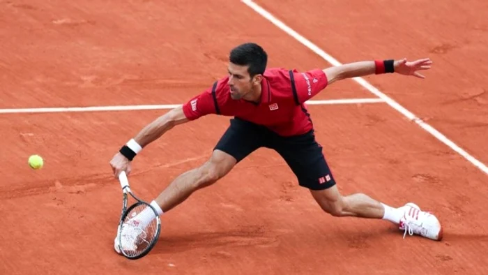 Novak Djokovic, alunecând pe zgură