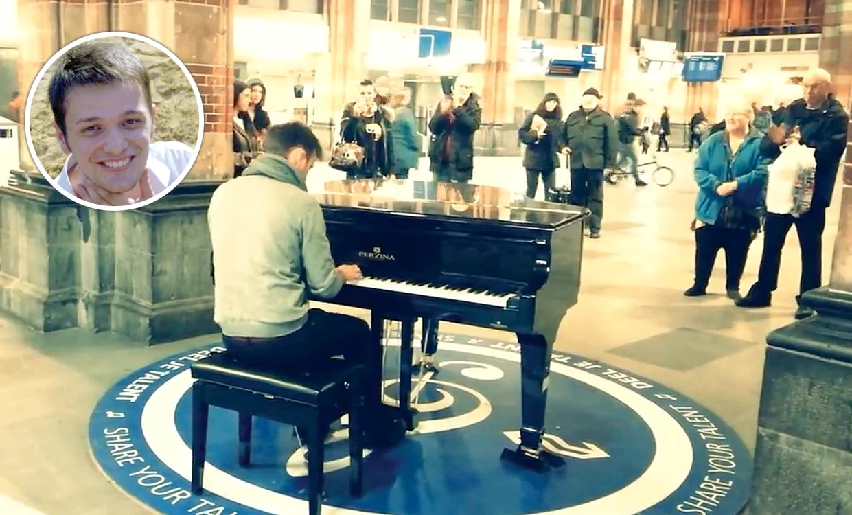 
    Valentin a fost elev al Şcolii Populare de Artă din Roman, unde a studiat atât pianul, cât şi trompeta   