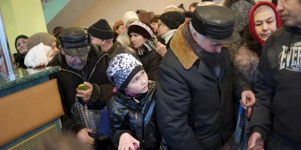 ucrainieni stau la coada la mancare FOTO AP