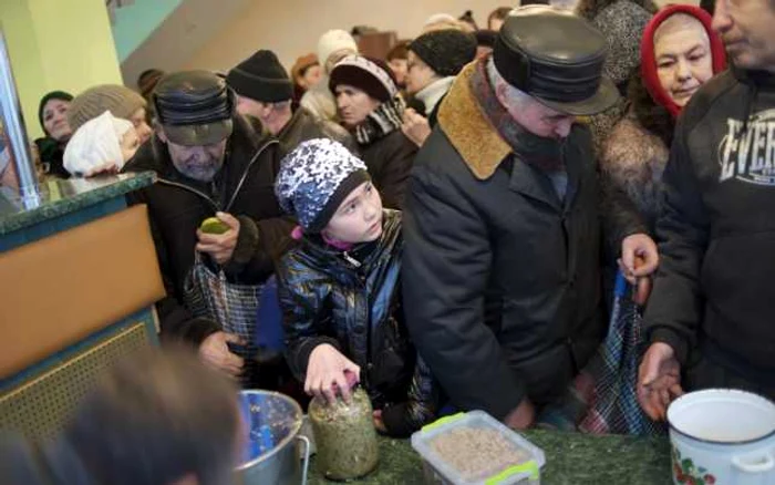 Ucraineni la coadă la mâncare FOTO AP